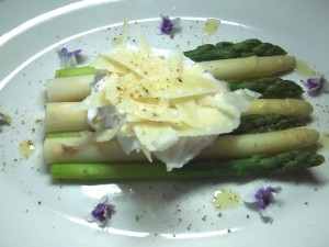 Asparagus with shaved Parmasen cheese